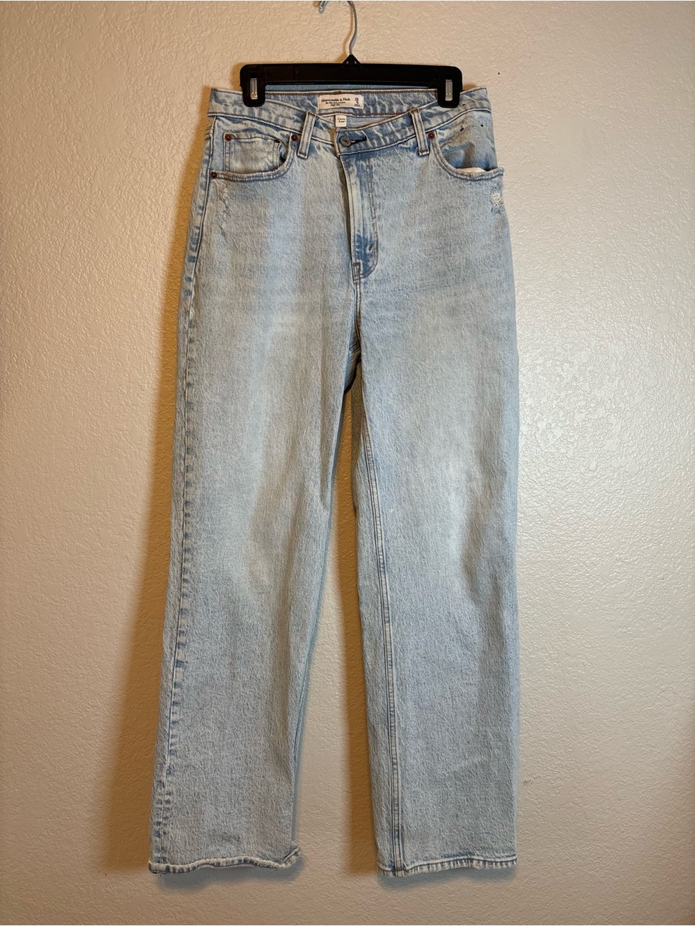 Abercrombie & Fitch The 90s Relaxed Jean
High Rise Light Wash Curve Love 29 // 8